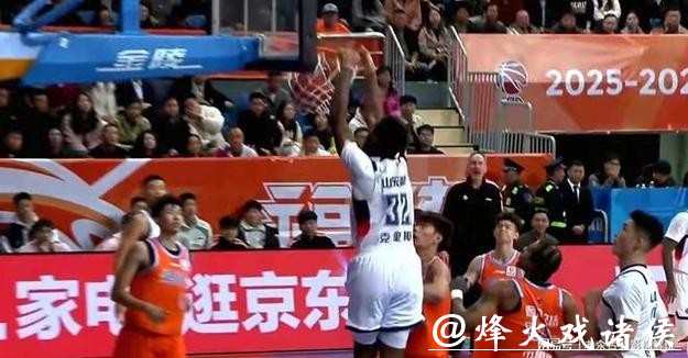 罚单频发酿成困境，克里斯成裁判“公敌” 山东高速男篮客场之路愈发艰难